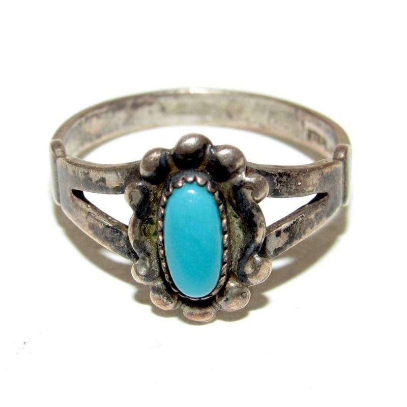 Old Pawn Navajo Fred Harvey Era Turquoise Ring Size 7 Sterling Silver Native: Wonderful vintage collectible Navajo Fred Harvey era sterling silver and turquoise ring in size 7. Wonderful collectible piece, traditional Navajo design. Nice condition, heavy patina, wear, can be po