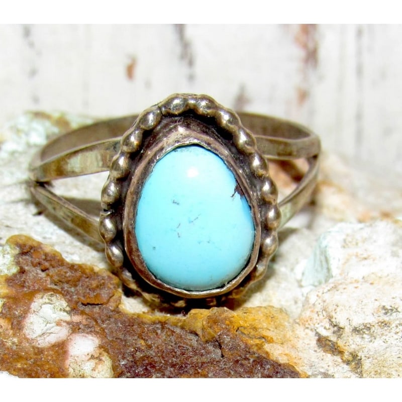 Small Navajo Golden Hills Turquoise Ring Sz 8 Sterling Silver T. Largo: Classic Native American Navajo sterling silver & gorgeous Golden Hills mine blue turquoise in desirable shades intricately hand etched single stone small ring in size 8 by the Navajo artist Tia Largo.