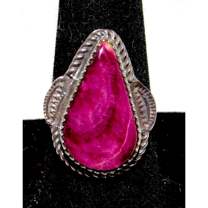 Navajo Purple Spiny Ring Size 8.5 Sterling Silver Native American Signed: For your consideration is this stunning Navajo sterling silver, and gorgeous purple spiny oyster ring size 8.5. Size 8.5, signed on the back. Measures a little under 1 1/4" tall on the front. Wonderfu