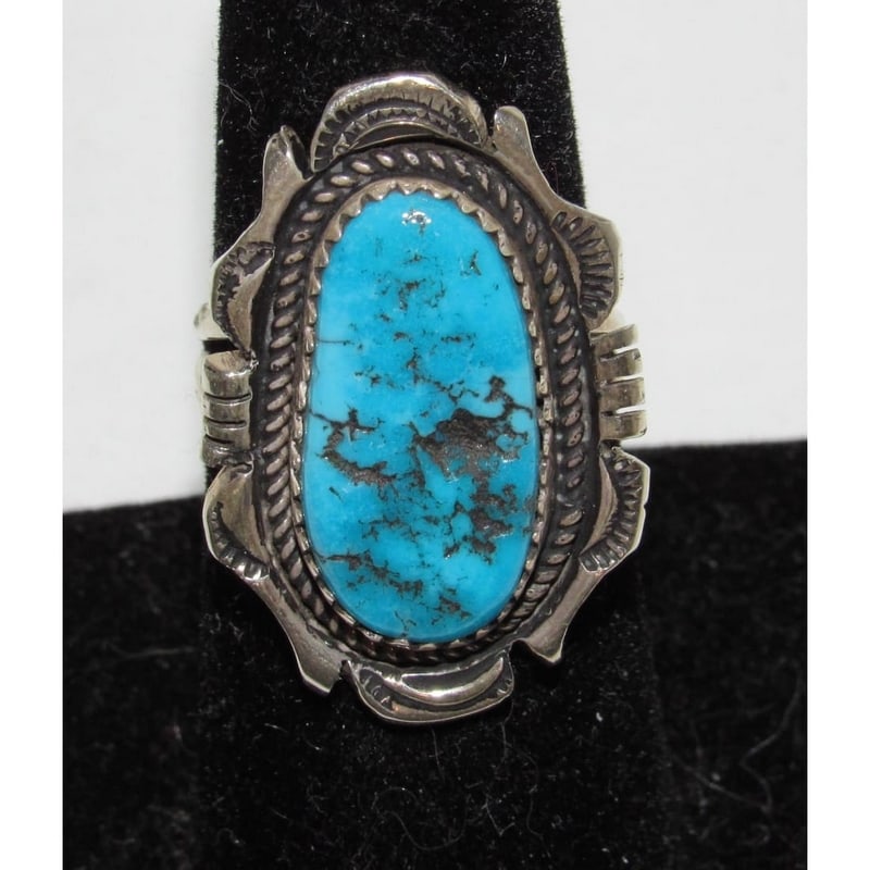 Navajo Kingman Turquoise Ring Sz 6.5 Sterling Silver Native American Signed: For your consideration is this stunning Navajo sterling silver and Kingman mine turquoise ring in size 6.5. The ring features intricately hand etched traditional blossom design in sterling silver acce