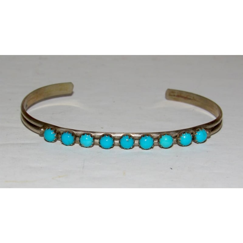 Vintage Zuni Snake Eye Turquoise Stacker Cuff Bracelet Sterling Silver: Fab classic vintage Native American Zuni sterling silver and Sleeping Beauty mine snake eye turquoise cuff bracelet. Dainty cuff bracelet with a traditional Snake eye turquoise design on the front in 