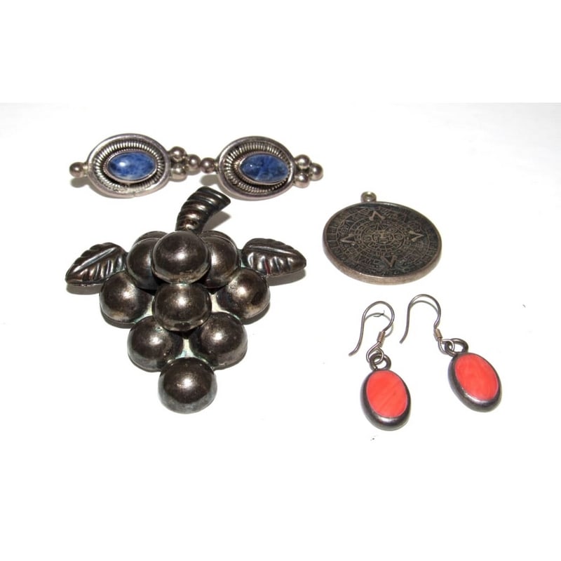 Vintage TAXCO Mexico Silver Grape Design Brooch and Earrings Lot: Vintage Taxco silver jewelry lot featuring a mixed lot of Mexican silver pieces, including a 3D grape brooch, pendant, and 2 sets of earrings. All pieces are hallmarked and reflect classic Taxco desig