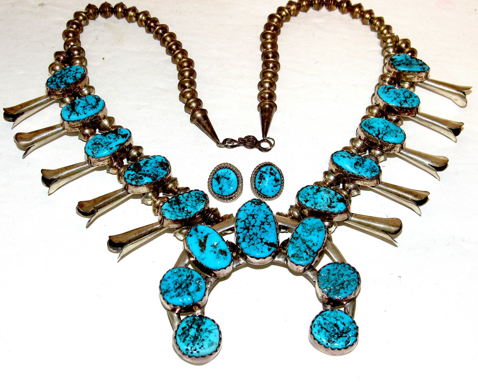 Vintage Navajo Squash Blossom Necklace and Earrings Set Kingman Turquoise Sterling: Vintage Navajo Squash Blossom Necklace and Earrings Set Kingman Turquoise Sterling Silver. Fine vintage Navajo Sterling Silver Kingman Turquoise Squash Blossom Necklace & Matching Earrings — a breat