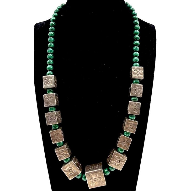 Signed Vintage L. Curley Navajo Heavy 95g Sterling Box Bead & Malachite Necklace: Signed Vintage L. Curley Navajo Heavy 95g Sterling Box Bead & Malachite Necklace. Offered is an exceptional signed vintage necklace handcrafted by renowned Navajo silversmith L. Curley, representing a