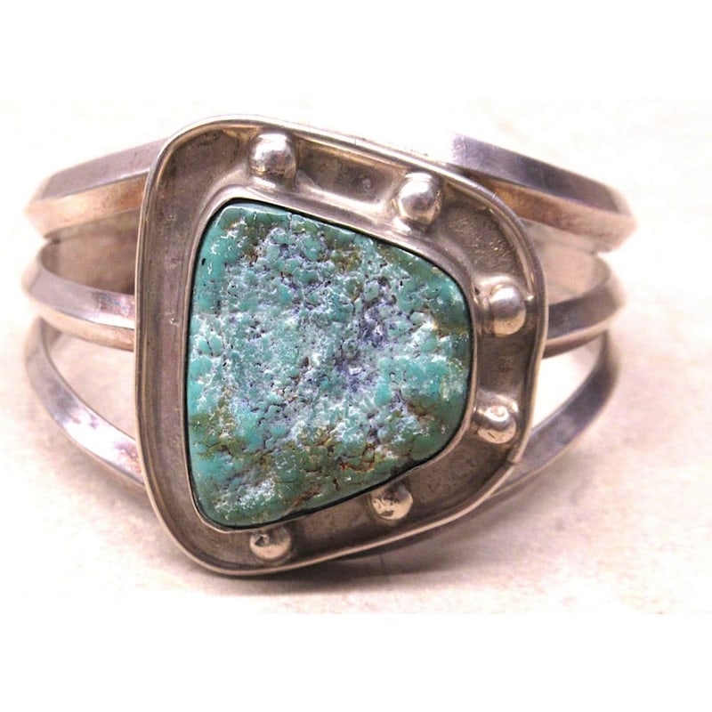 Vintage Navajo Turquoise Cuff Bracelet Sterling Silver Native American: A striking vintage Navajo sterling silver cuff bracelet, this substantial approximately 50-gram example showcases a remarkable free-form turquoise cabochon displaying an unusually attractive blend of 
