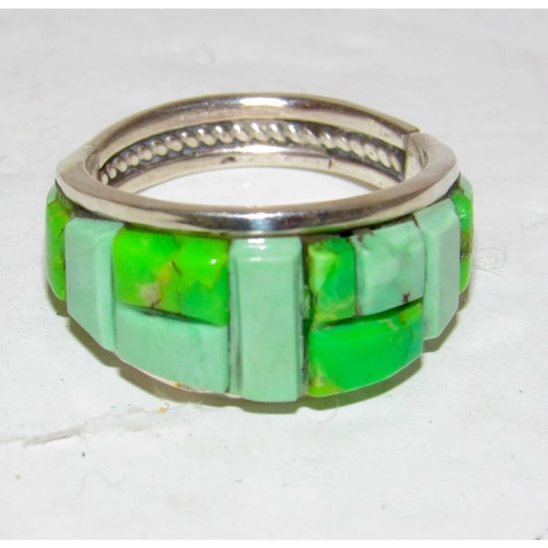 Navajo Green Gaspeite Turquoise Cobble Inlay Ring Sz 7.5 Sterling Silver E Yazzie: Navajo Green Gaspeite Turquoise Cobble Inlay Ring Sz 7.5 Sterling Silver E Yazzie. Striking creation by the Navajo artist Edison Yazzie. This exquisite ring features a captivating green gaspeite and t