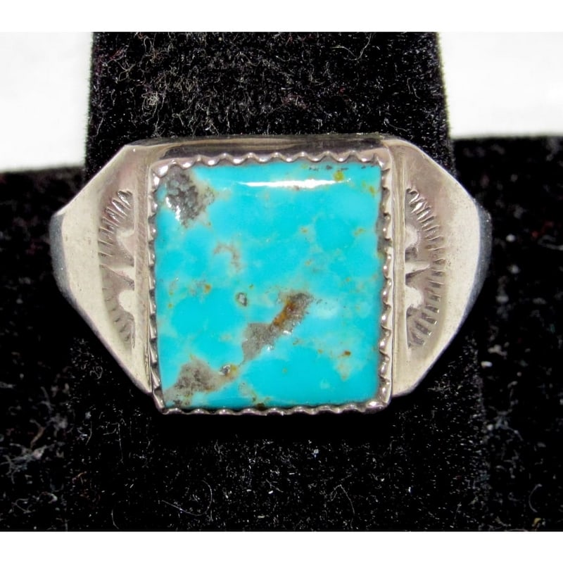 Navajo Kingman Turquoise Men Ring Sz 11 Sterling Silver Signed: Navajo Kingman Turquoise Men Ring Sz 11 Sterling Silver. Here is a wonderful opportunity to add this wonderful Kingman mine turquoise ring crafted by the Navajo silversmith. Signed by the artist on th