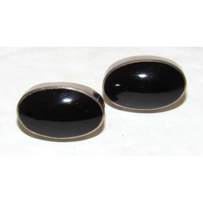 Vintage Taxco Black Onyx Post Earrings Sterling Silver Signed: Fab pair of classic vintage Navajo sterling silver and black onyx post earrings. Fab pieces with classic design. Measure a little under 1". Signed, marked, tested.