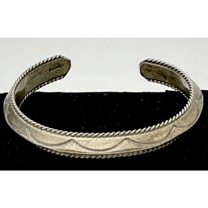 Old Pawn Navajo Carinated Ingot Cuff Bracelet Sterling Silver Native American: Old Pawn Navajo Carinated Ingot Cuff Bracelet Sterling Silver Native American. For your consideration is this wonderful Old Pawn Navajo sterling silver carinated, ingot cuff bracelet. The cuff is in n