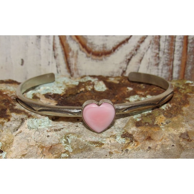 Navajo Pink Conch Heart Bracelet Stacker Sterling Silver Cuff G. Jones: For your consideration is this fab Navajo sterling silver and gorgeous pink conch shell stacker cuff bracelet by the Navajo artist G. James. The cuff features a traditional, elegant hand stamped ingot