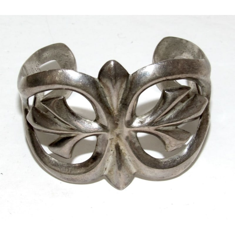 Early Navajo Sterling Silver Sand Cast Cuff Bracelet Vintage: Stunning early traditional Navajo sterling silver sand cast cuff bracelet. The inside circumference is about 6 1/2". Wonderful collector item to add to any jewelry collection!