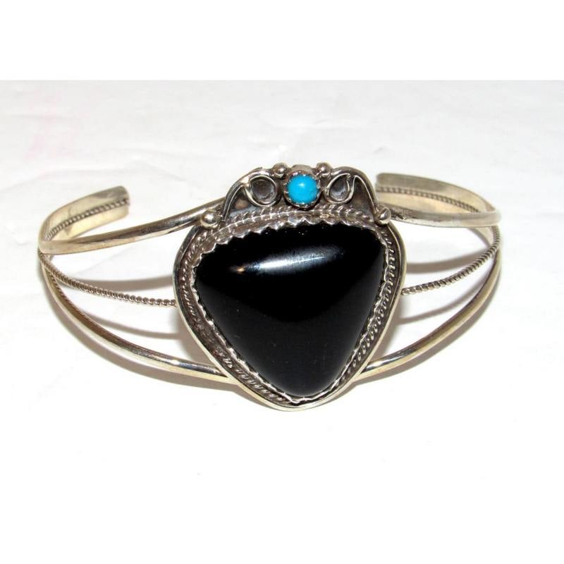 Navajo Cuff Bracelet Onyx Turquoise Sterling Silver Native American S. Yazzie: Navajo Cuff Bracelet Onyx Turquoise Sterling Silver Native American S. Yazzie - Gorgeous handcrafted Navajo sterling silver ladies cuff bracelet featuring a striking polished black onyx centerpiece ac