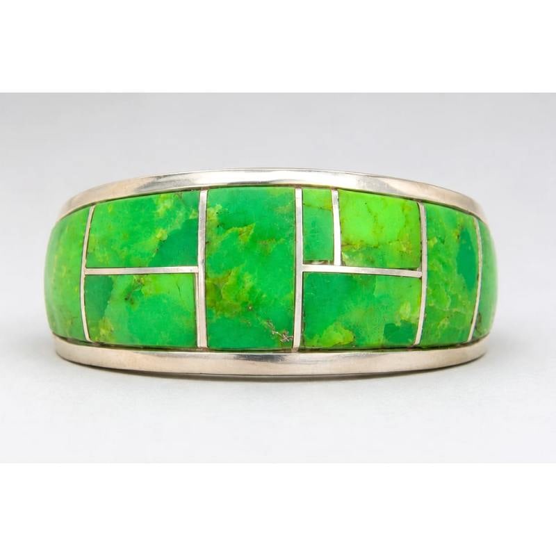 Navajo Green Gaspeite Cobble Inlay Ring Sz 7 Sterling Silver E Yazzie: Navajo Green Gaspeite Cobble Inlay Ring Sz 7 Sterling Silver E Yazzie. Striking creation by the Navajo artist Edison Yazzie. This exquisite ring features a captivating green gaspeite inlay, showcasing