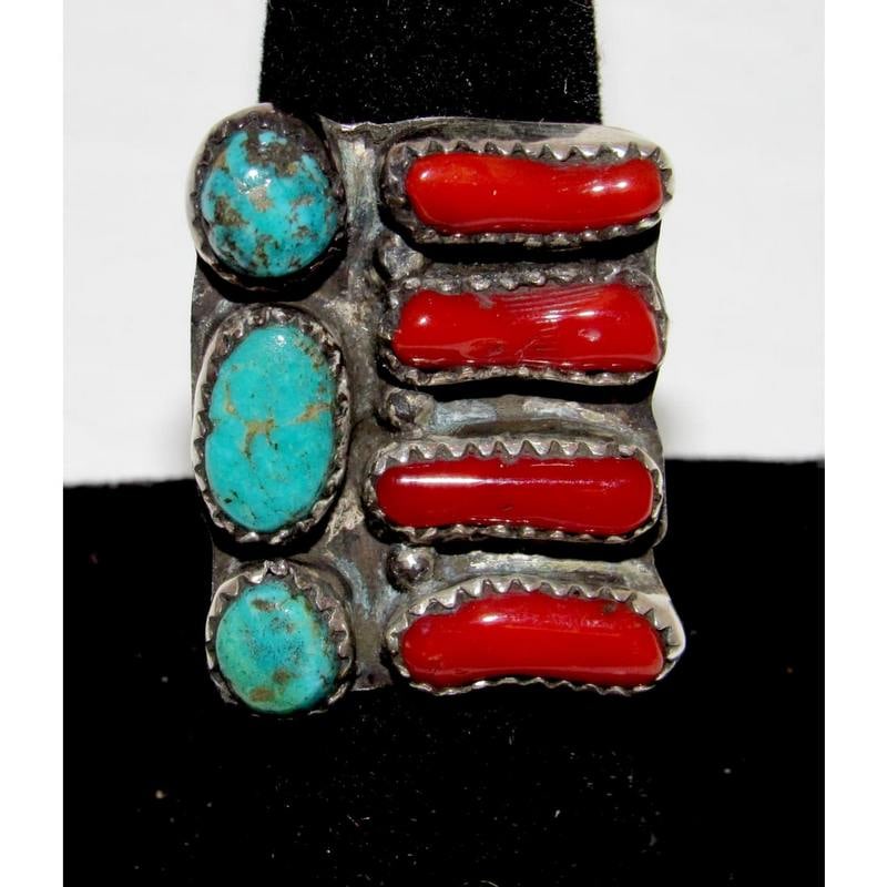 Navajo Coral Turquoise Cluster Statement Ring Sz 8 Sterling Silver Signed: Navajo Coral Turquoise Cluster Statement Ring Sz 8 Sterling Silver Signed. Fab Native American Navajo sterling silver Mediterranean coral & turquoise ring in size 8. Traditional row design of genuine 