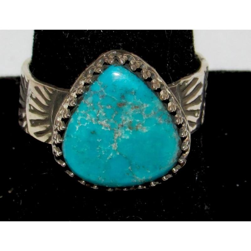Navajo Kingman Turquoise Ring Sz 10 Sterling Silver Signed: Navajo Kingman Turquoise Ring Sz 10 Sterling Silver. Here is a wonderful opportunity to add this wonderful Kingman mine turquoise ring crafted by the Navajo silversmith. Signed by the artist on the ba