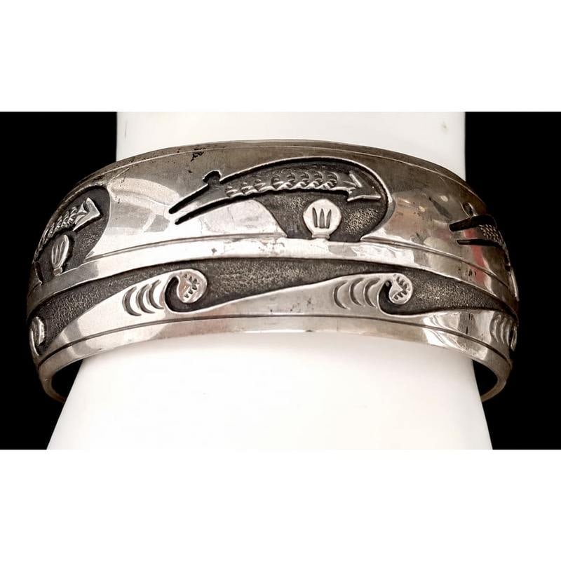 Vintage Navajo Sterling Silver Bear Paw Men Cuff Bracelet Kirby Nez 47g: Vintage Navajo Sterling Silver Bear Paw Men Cuff Bracelet Kirby Nez 47g. . Spectacular vintage substantial silver Navajo cuff bracelet. Powerful symbol of courage and strength traditions Navajo overla
