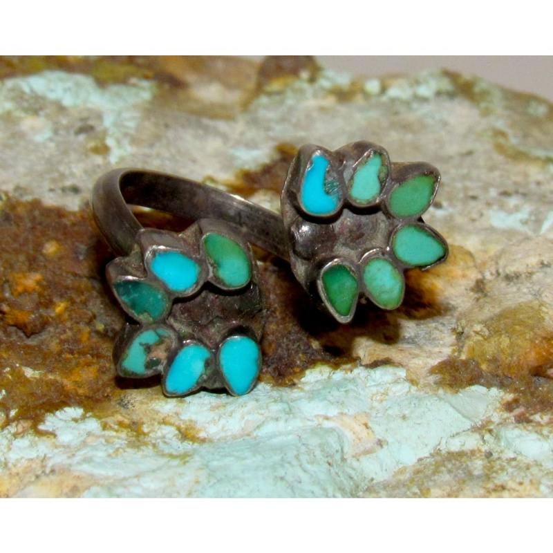 Old Pawn Zuni Turquoise Inlay Bypass Ring Sterling Silver Size 6 Adjustable: Old Pawn Zuni Turquoise Inlay Bypass Ring Sterling Silver Size 6 Adjustable. For your consideration is this stunning mid century Zuni Sterling silver and turquoise inlay bypass ring by the Zuni artist