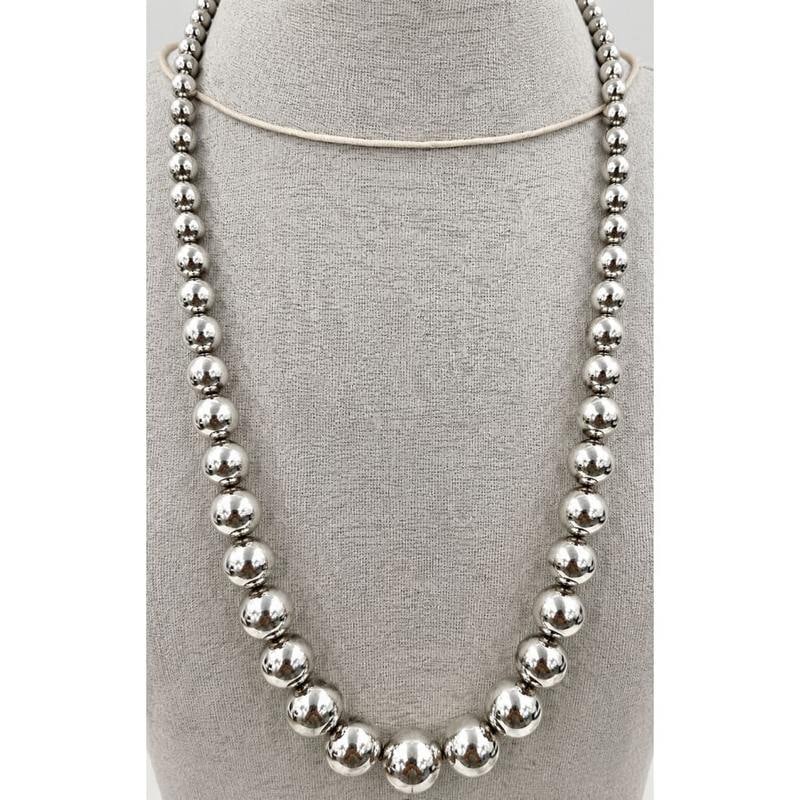 Vintage Navajo Pearls Necklace Classic Sterling Silver Beads Old Pawn 110g: Vintage Navajo Pearls Necklace Classic Sterling Silver Beads Old Pawn 110g. Wonderful vintage Native American sterling silver beads Navajo pearls necklace. Hand etched design, strung on a foxtail chai