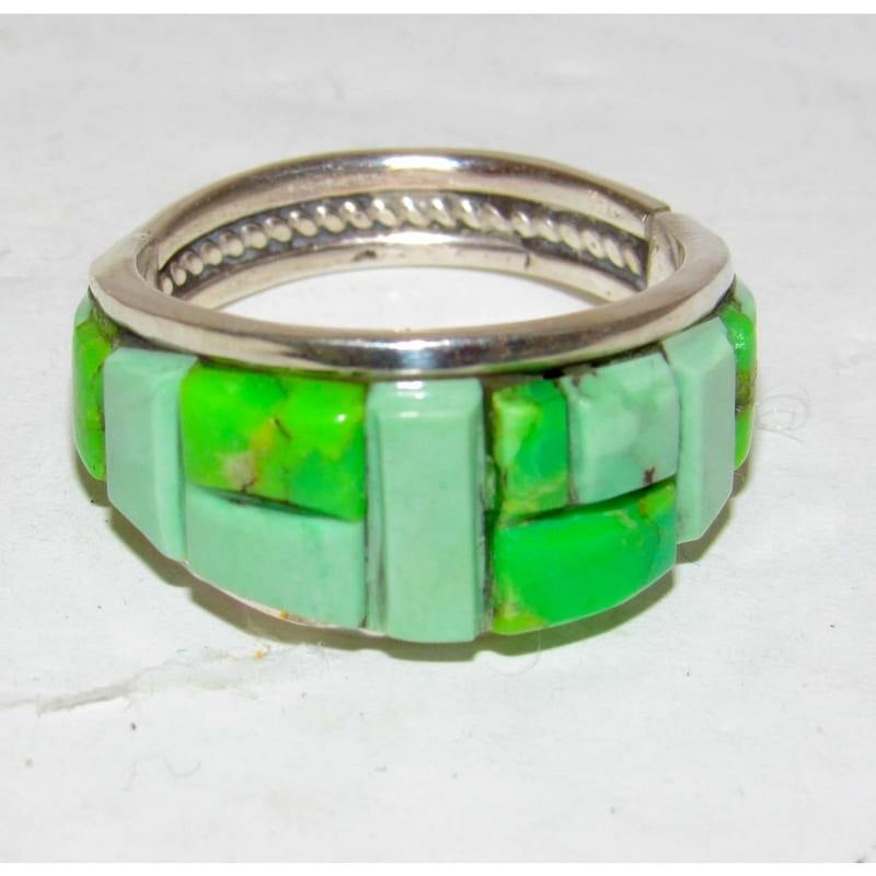 Navajo Green Gaspeite Turquoise Cobble Inlay Ring Sz 7.5 Sterling Silver E Yazzie: Navajo Green Gaspeite Turquoise Cobble Inlay Ring Sz 7.5 Sterling Silver E Yazzie. Striking creation by the Navajo artist Edison Yazzie. This exquisite ring features a captivating green gaspeite and t