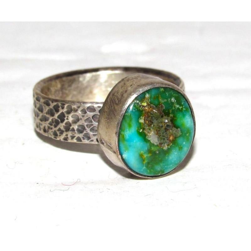Navajo Sonoran Gold Turquoise Ring Sz 7 Sterling Silver Eli Skeets: Classic Native American Navajo sterling silver & gorgeous Sonoran Gold turquoise mine turquoise in desirable shades intricately hand etched single stone ring in size 7 by the Navajo artist Eli Skeets.