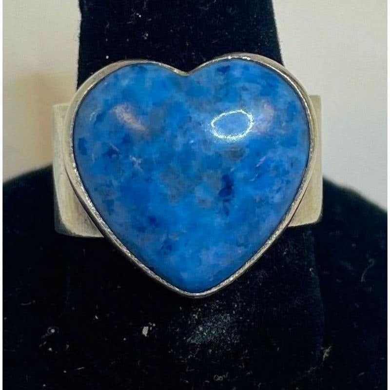 Navajo Lapis Heart Ring Sz 7 Sterling Silver J Poyer Signed: Navajo Lapis Heart Ring Sz 7 Sterling Silver J Poyer Signed. For your consideration is this fab Native American Navajo sterling silver and lapis heart ring size 7 by the Navajo artist J. Poyer. The ri