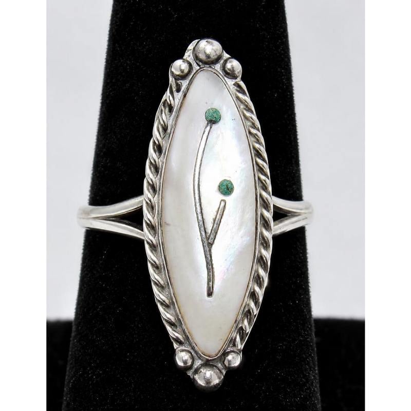 Vintage Zuni Sterling Silver Mother of Pearl Flower Inlay Ring Sz 7.5: Vintage Zuni Sterling Silver Mother of Pearl Flower Inlay Ring Sz 7.5. Offered is a striking vintage Zuni sterling silver ring in size 7.5 featuring a luminous mother-of-pearl centerpiece exquisitely 