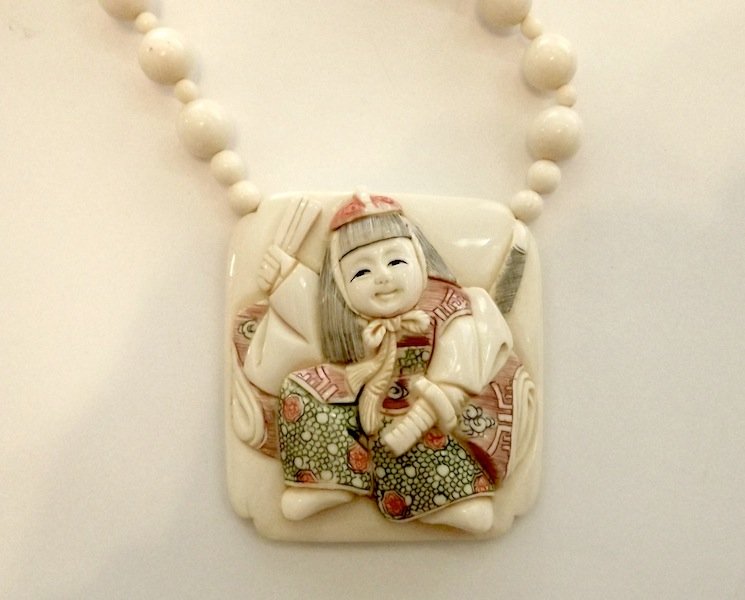 IVORY CARVED NETSUKE NECKLACE: EXQUISITE IVORY CARVED NETSUKE NECKLACE WITH STUNNING DETAIL. EXCELLENT CONDITION.