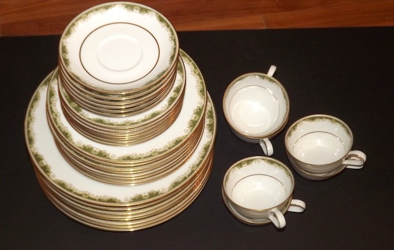 NORITAKE "WARRINGTON" 30 PC CHINA SET: VERY NICE NORITAKE 30 PC CHINA SET IN "WARRINGTON" PATTERN. EXCELLENT CONDITION. INDLUDES DINNER PLATES, SALAD PLATES, DESSERT PLATES, SAUCERS AND CUPS.