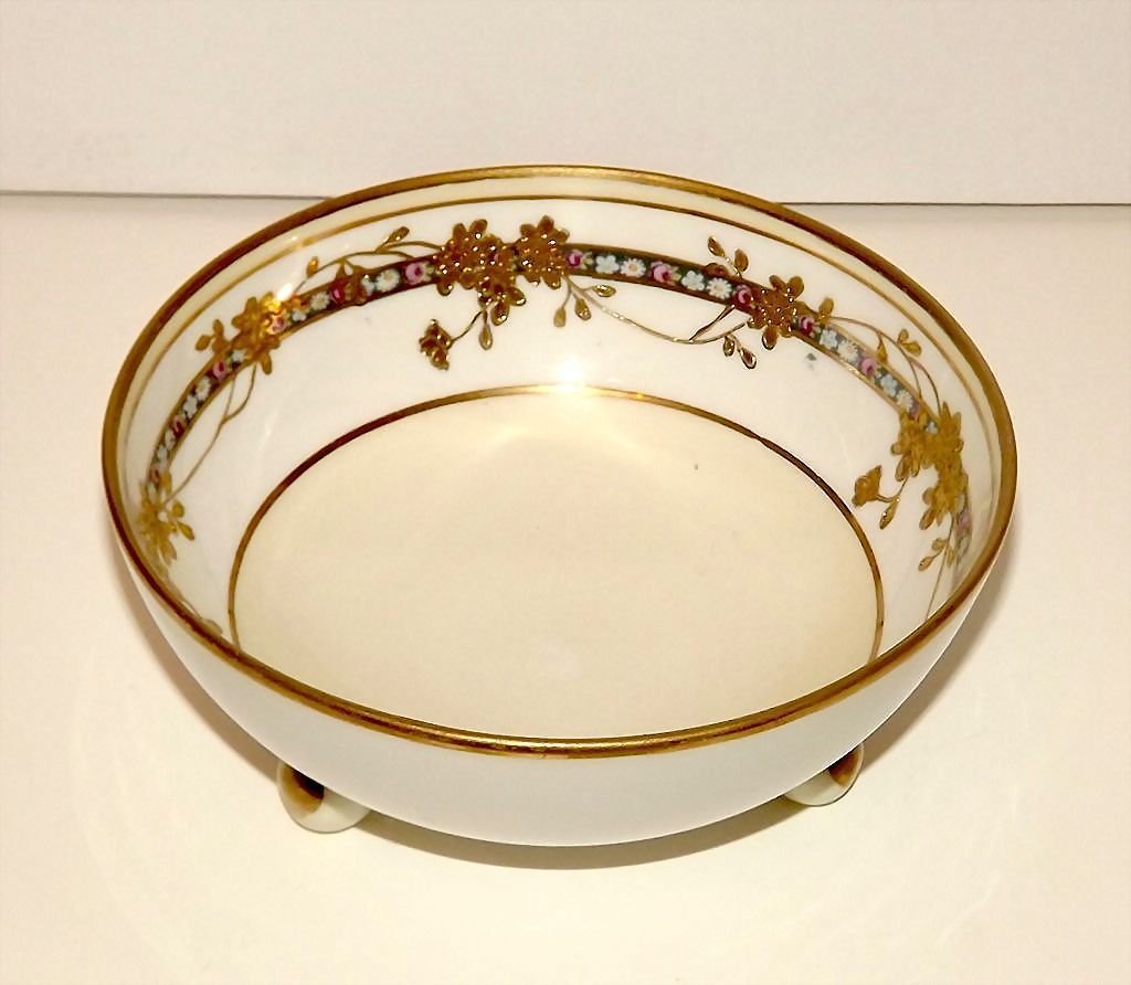 NIPPON Moriage Footed Bowl. 1890s. Rare: For your consideration is this beautiful Nippon footed bowl. The bowl features a floral design and golden moriage decorations. Gorgeous and unique piece to add to any porcelain collection. The piece i