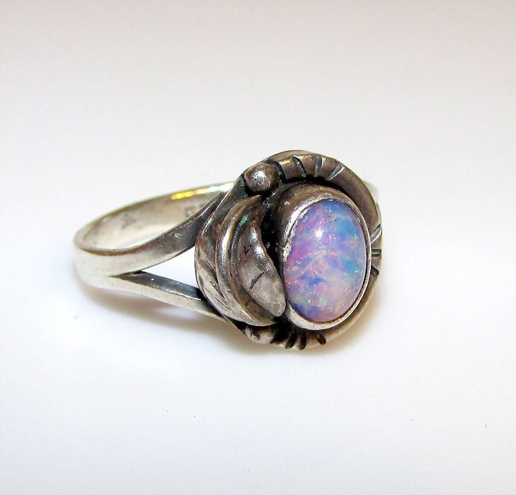 Sterling Silver Opal Ring Size 8: For your consideration is this fabulous vintage sterling silver and opal ring in wonderful vintage condition. This beauty features a southwestern design accented with a gorgeous opal cabochon. The rin