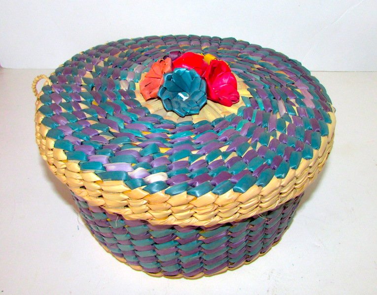 Vintage Mexican Straw Tortilla Warmer: Vintage Mexican Straw Tortilla Warmer. Folk Art. Great clean condition.