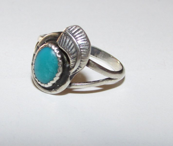 Navajo Sterling Turquoise Small Ring Size 4 (1 of 2)