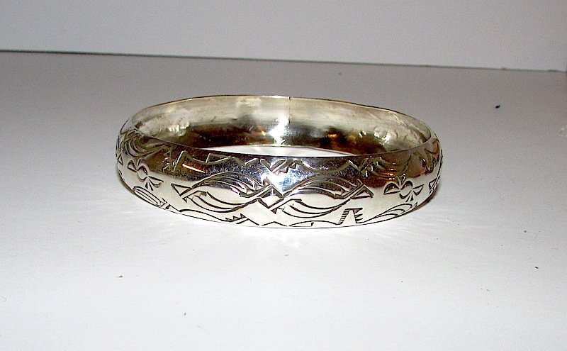 Navajo Nora TAHE Sterling Bangle Bracelet (1 of 3)