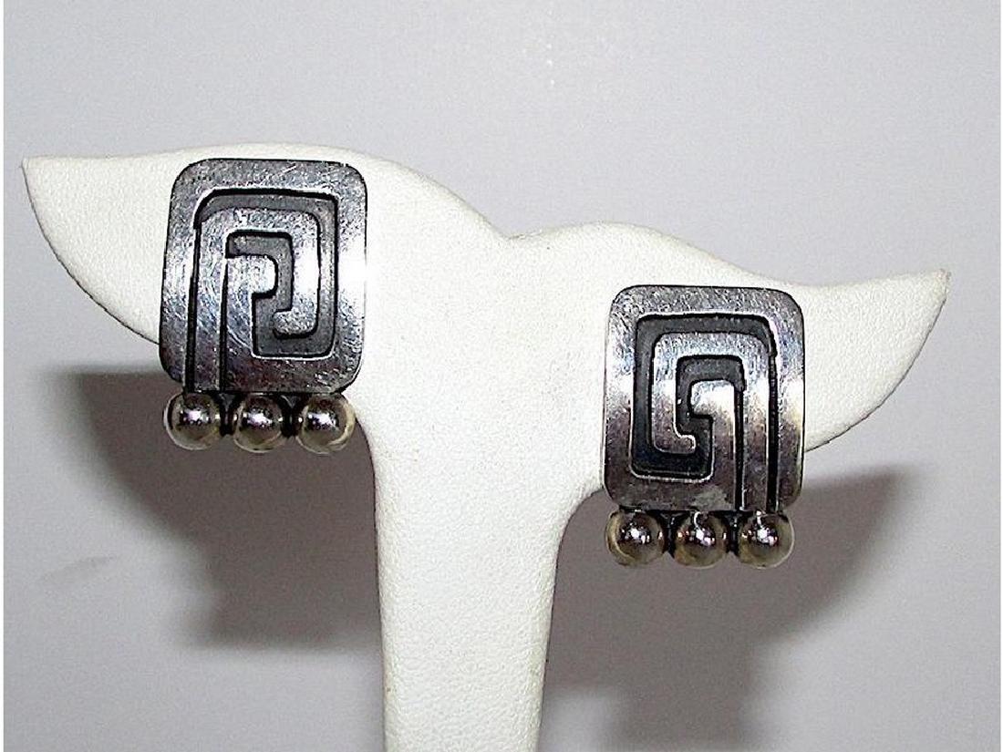 Fine Taxco Jose Luis Flores Vintage Mexican Sterling: For your consideration is a pair of these phenomenal vintage Taxco sterling clip on earrings by the highly collectible artist Jose Luis Flores. This gorgeous fine estate sterling earrings feature a tr