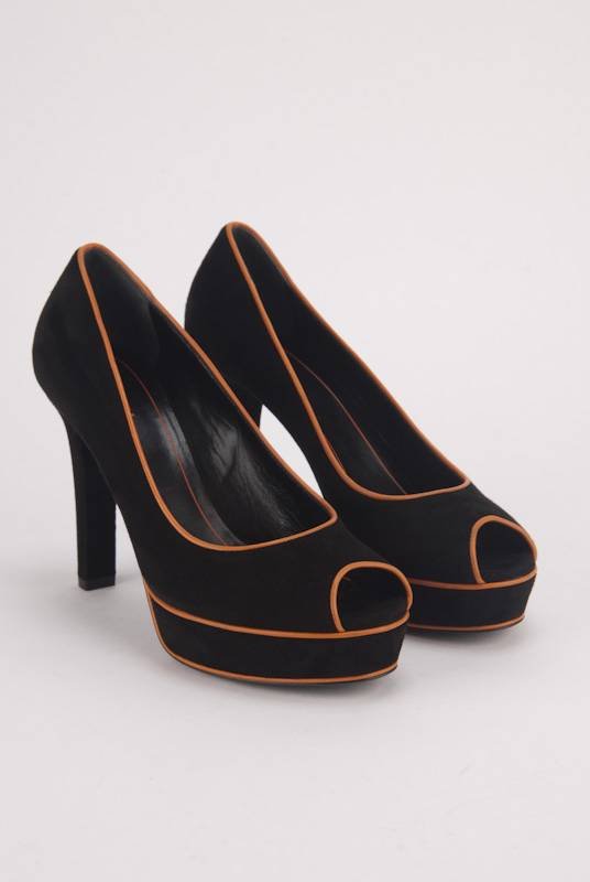 New Gucci "Charlotte" Leather Trim Platform Heels (8): Designer: Gucci Style: "Charlotte" Color: Black Out-sole: Leather sole with non-slip toe area Open toe Suede body Suede covered chunky heel Leather trim Insole: 9.75" / Heel: 4.5" Size: 8 USA / 38 IT