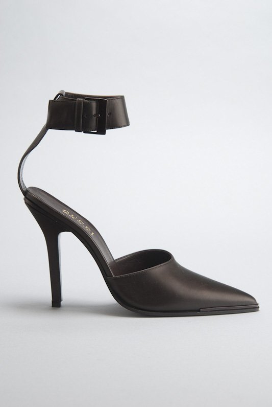 New Gucci Brown Leather Heels (8/38): Designer: Gucci Color: Brown Strap / Closure: Buckled ankle strap Out-sole: Leather sole Leather body Pointed toe Self-covered heels Tonal trim Signature leather lining Insole: 10" / Heel: 3