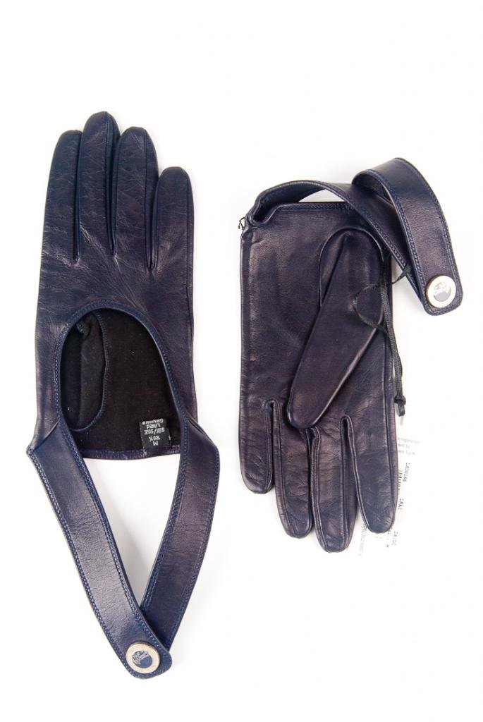 NEW VERSACE DARK PURPLE LEATHER & SUEDE MEDUSA GLOVES: Absolutely GORGEOUS Authentic Versace Collection leather & suede gloves Make a dramatic statement by wearing these with your favorite "little black dress" Brand new w/tags Very deep dark purple Lined