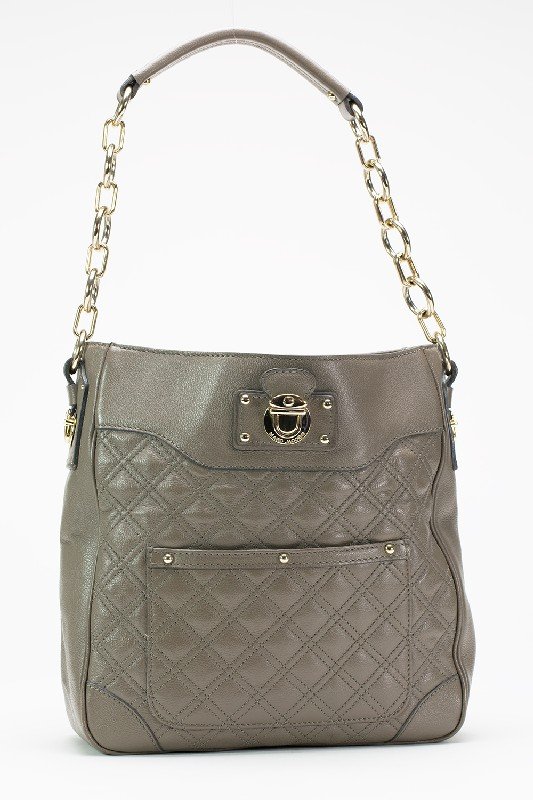 Marc Jacobs Taupe Quilted Leather Shoulder Bag: Designer: Marc Jacobs Style: Shoulder Bag, Tote Bag, Everyday Bag Color: Taupe (Tan/Gray) Open style Quilted leather body Signature engraved gold tone hardware Leather and gold tone chain strap Open p