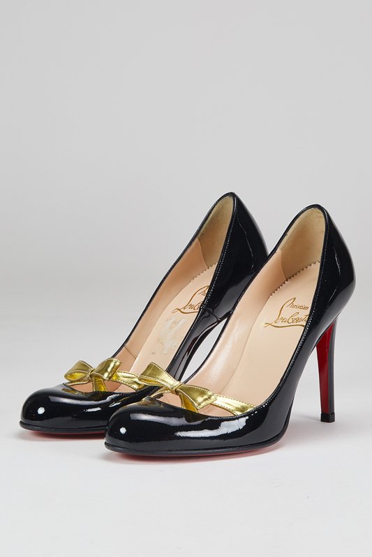 New Christian Louboutin Black Pumps with Gold Bow: Designer: Christian Louboutin Color: Black Signature Red Leather Sole Patent leather body Metallic trim Gold bow accent Insole: 9" / Heel: 4" Size: 5 USA / 35.5 IT Width: B This designer fits a half s