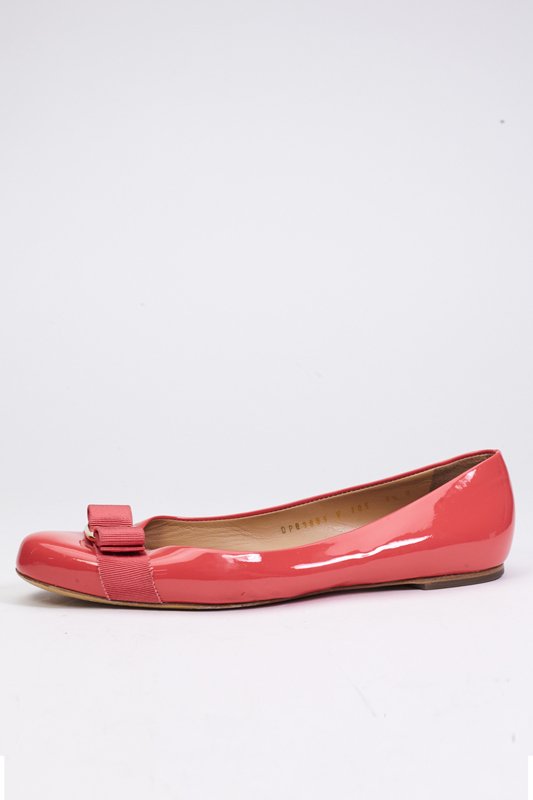 Salvatore Ferragamo Coral Patent Leather Flats (9.5/40): **NO BUYERS PREMIUM** Designer: Salvatore Ferragamo Style: "Varina" Ballet Flats Color: Coral Patent leather body Contrast trim Grossgrain ribbon trim Signature gold tone logo metal plate Padded insol