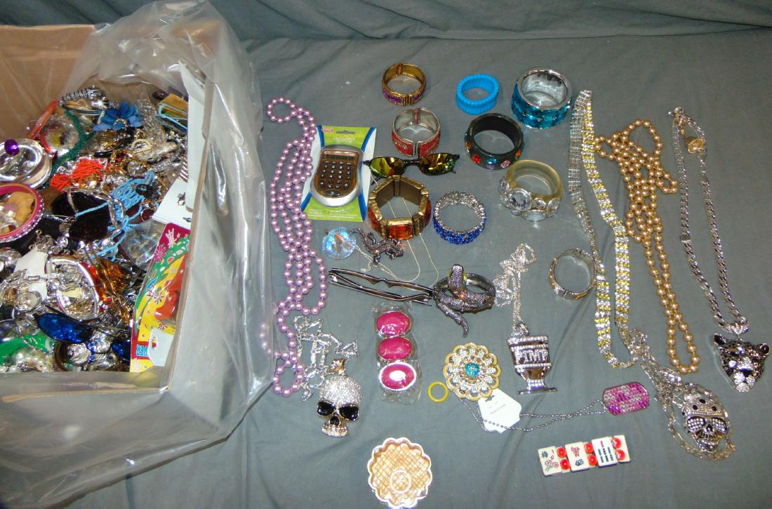 Costume Jewelry Estate Lot. (1 of 5)