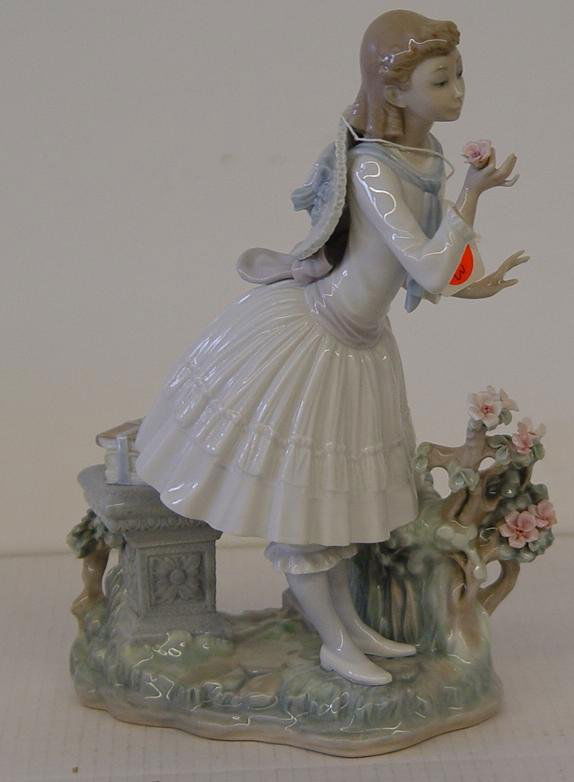 3343 LLADRO FIGURINE WOMAN SMELLING FLOWER
