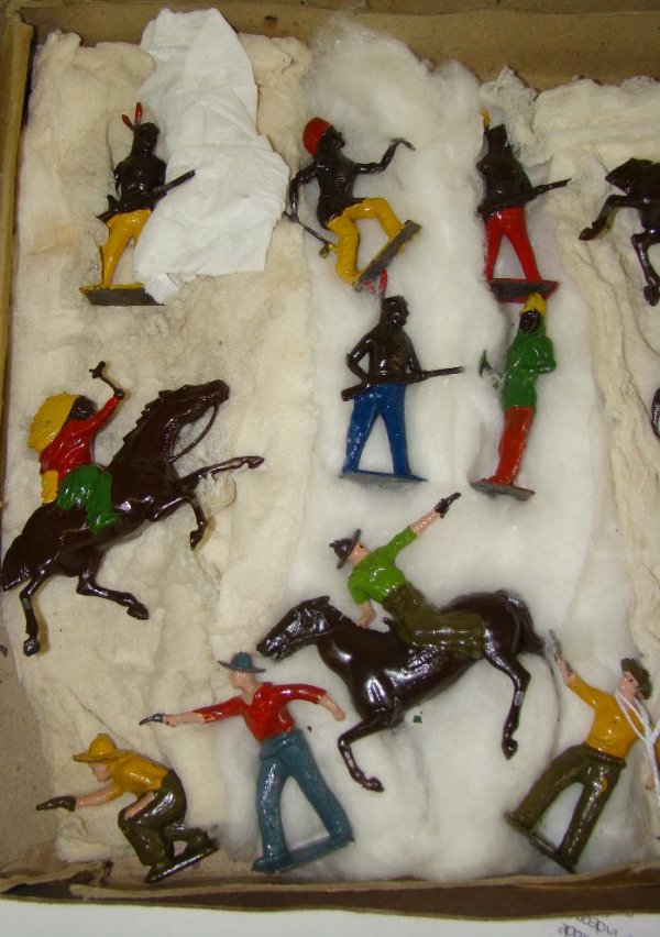 BRITAINS INDIANS AND COWBOYS - 2