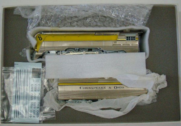 IRON HORSE MODELS - ENGINE MIB: CHESAPEAKE & OHIO L-1 CLASS STREAMLINED HUDSON. PAINTED YELLOW.HO SCALE # 15890-2. MADE IN KOREA.