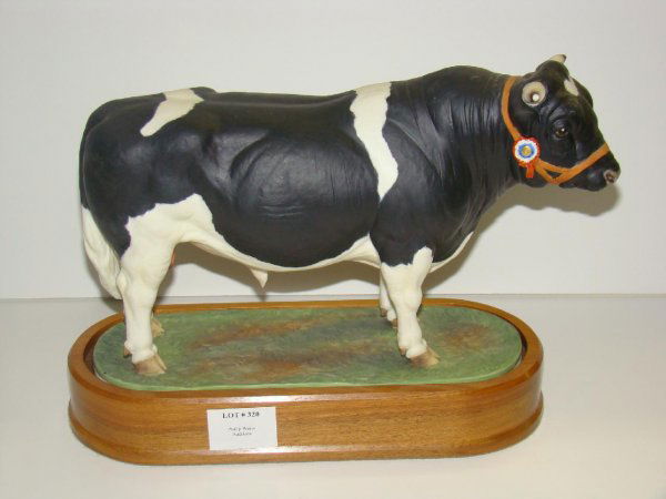 1964 DORIS LINDNER. HOLSTEIN FRIESIAN BULL: ORIGINAL ROYAL WORCESTER FIGURINE TITLED "HOLSTEIN FRIESIAN BULL ", 1964, MODELLED BY DORIS LINDER. EDITION OF 500. MARKED "1913G". COMPLETE WITH WOOD PLINTH BASE. THERE IS A SMALL CHIPPED PIECE TO TH