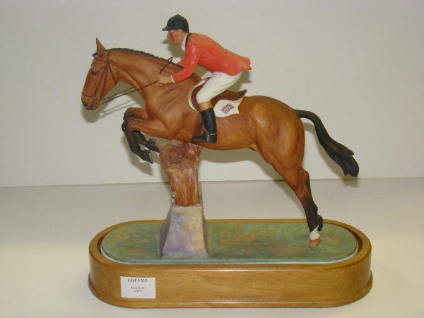 1960 DORIS LINDNER. FOXHUNTER: ORIGINAL ROYAL WORCESTER FIGURINE TITLED "FOXHUNTER AND LT. COL. LLEWELLYN C.B.E.", 1960, MODELLED BY DORIS LINDER. EDITION OF 500. MARKED "NO.42 / 2901C". COMPLETE WITH WOOD PLINTH BASE. SMALL CRACK