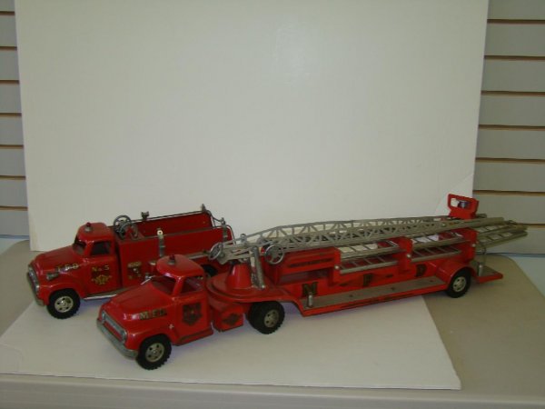 LOT OF 2 TONKA PRESSED STEEL FIRE ENGINES