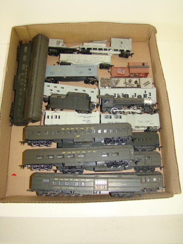 BOX LOT OF ASSORTED HO TRAINS