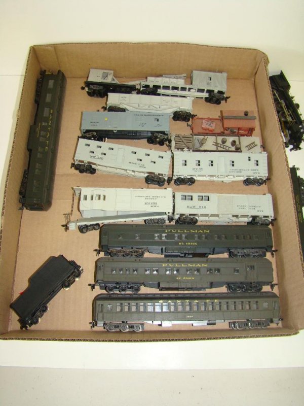 BOX LOT OF ASSORTED HO TRAINS - 2