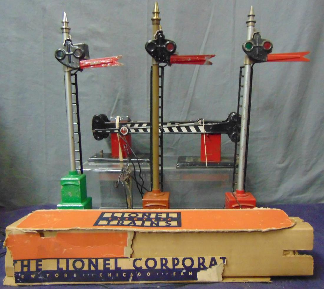 5 Lionel Standard Gauge Signals: Includes 2 #80 semaphores, 1 has rough box & insert; 82N Control semaphore; 2 #77N crossing gates, 1 has loose top cap. They show light playwear, 82N base is flaking.